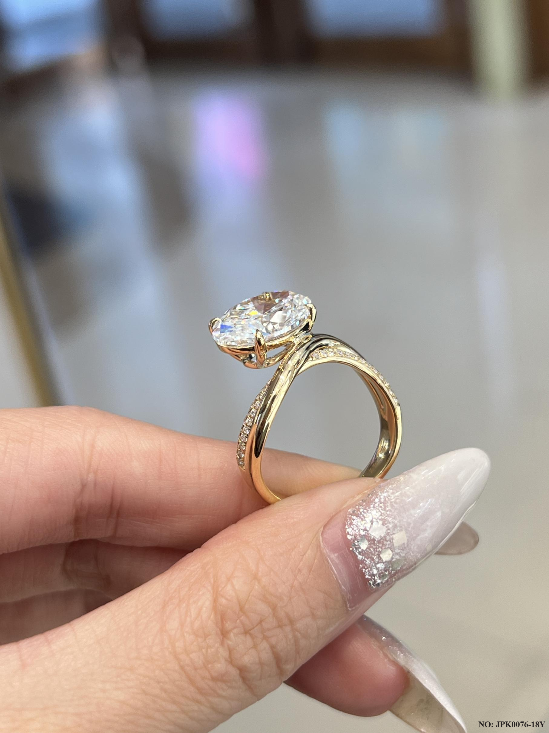 18K Yellow Gold 5ct Oval Lab-Grown Diamond Ring - Twisted Pavé Old Money Design