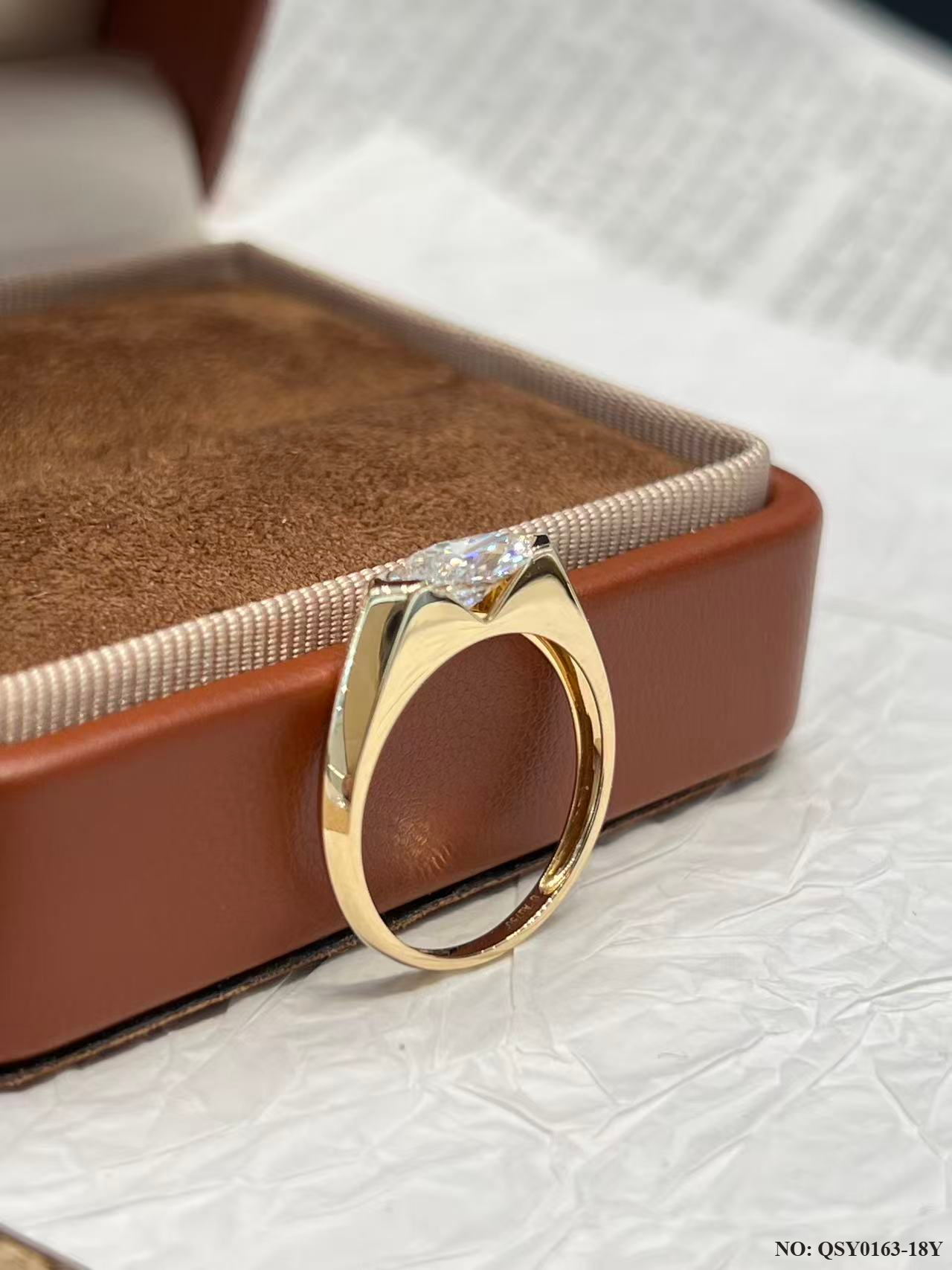 18K Gold 1ct Marquise Lab-Grown Diamond Ring - Chic Minimalist Aesthetic
